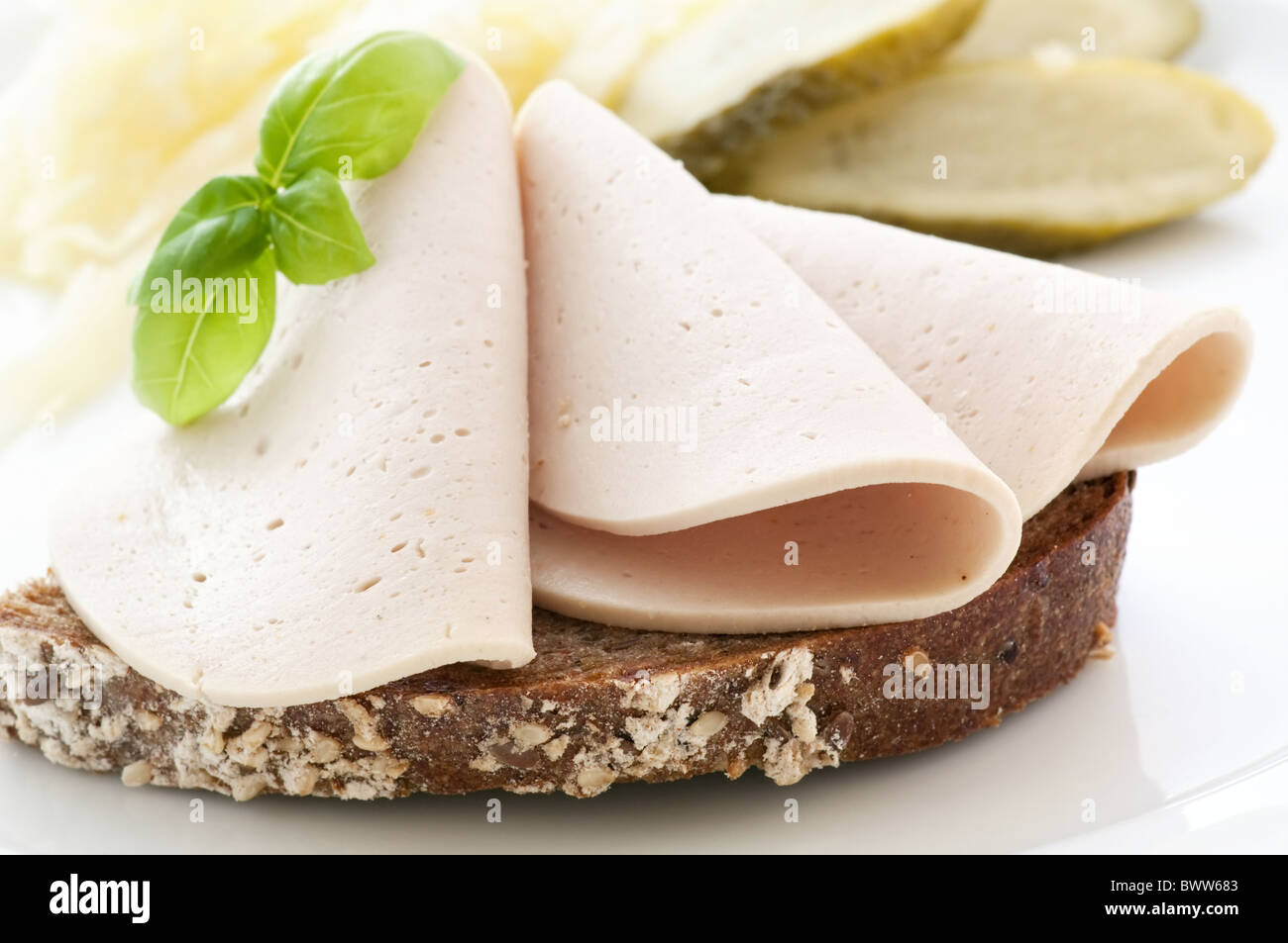 La carne di maiale e di vitello su pane contadino come closeup Foto Stock