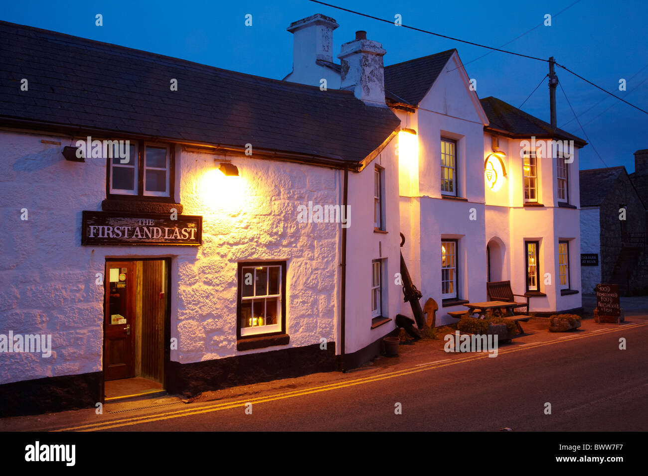 Il primo e ultimo pub al crepuscolo, Sennen, vicino Land's End, Cornwall, England, Regno Unito Foto Stock