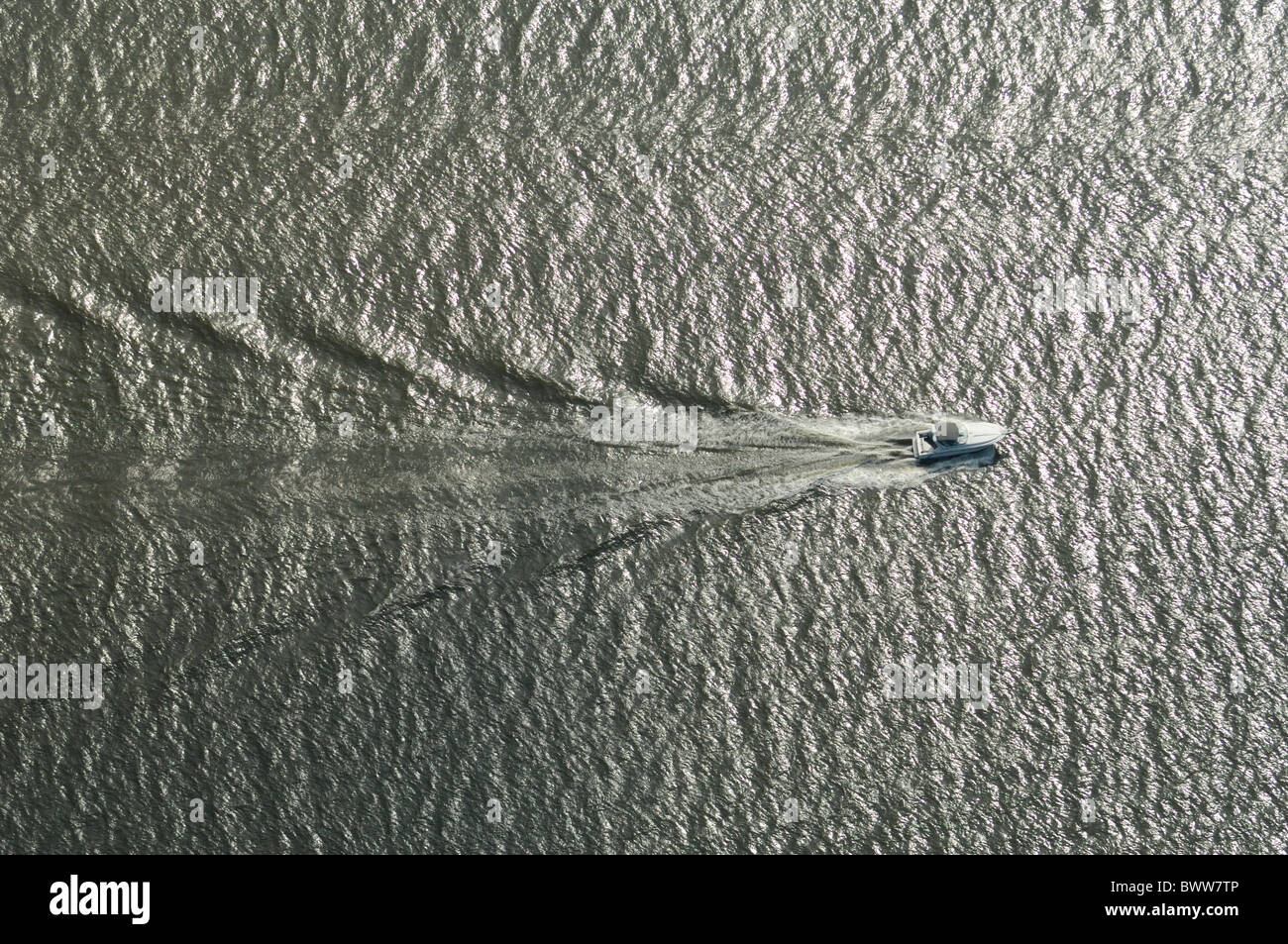 Onde di superficie creata da una barca veloce sul fiume Hudson, New York, Stati Uniti d'America Foto Stock