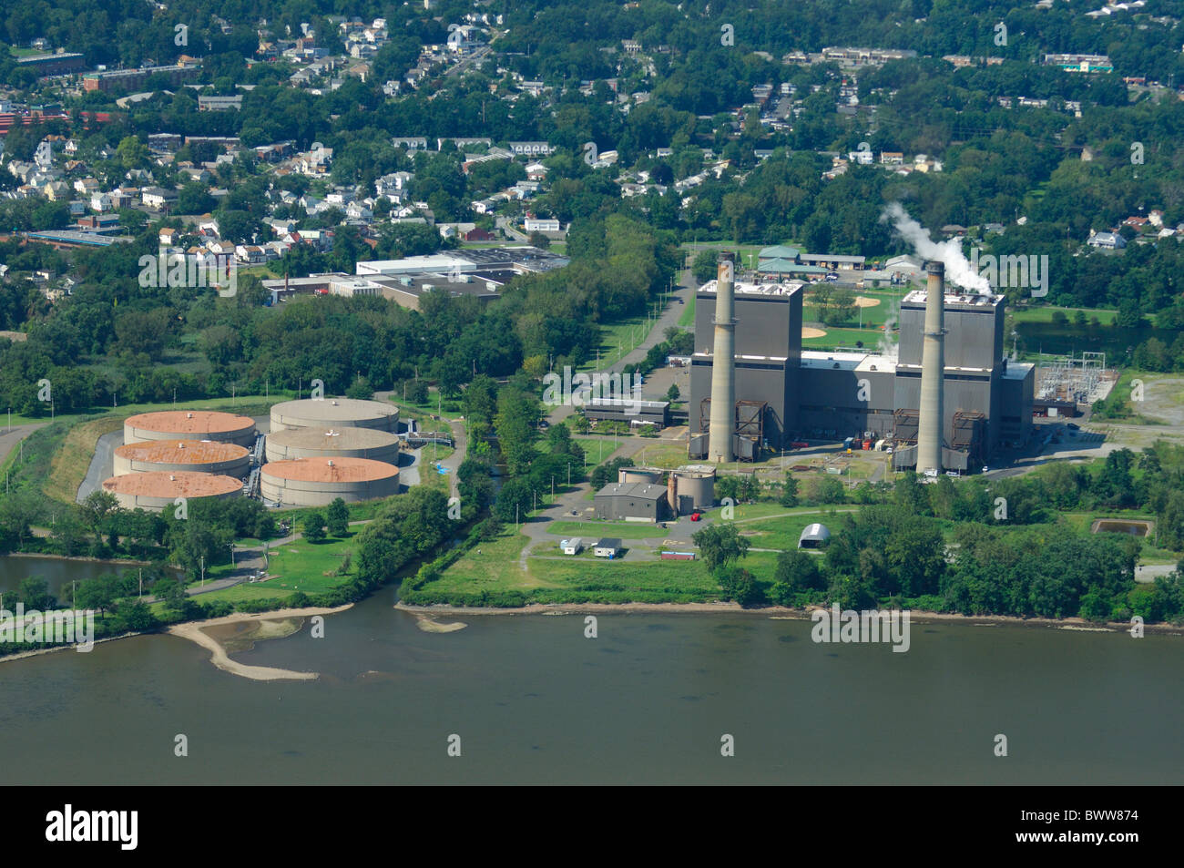 Vista aerea di bolina carburante e centrali a gas sul fiume Hudson, Haverstraw, nello stato di New York , USA Foto Stock