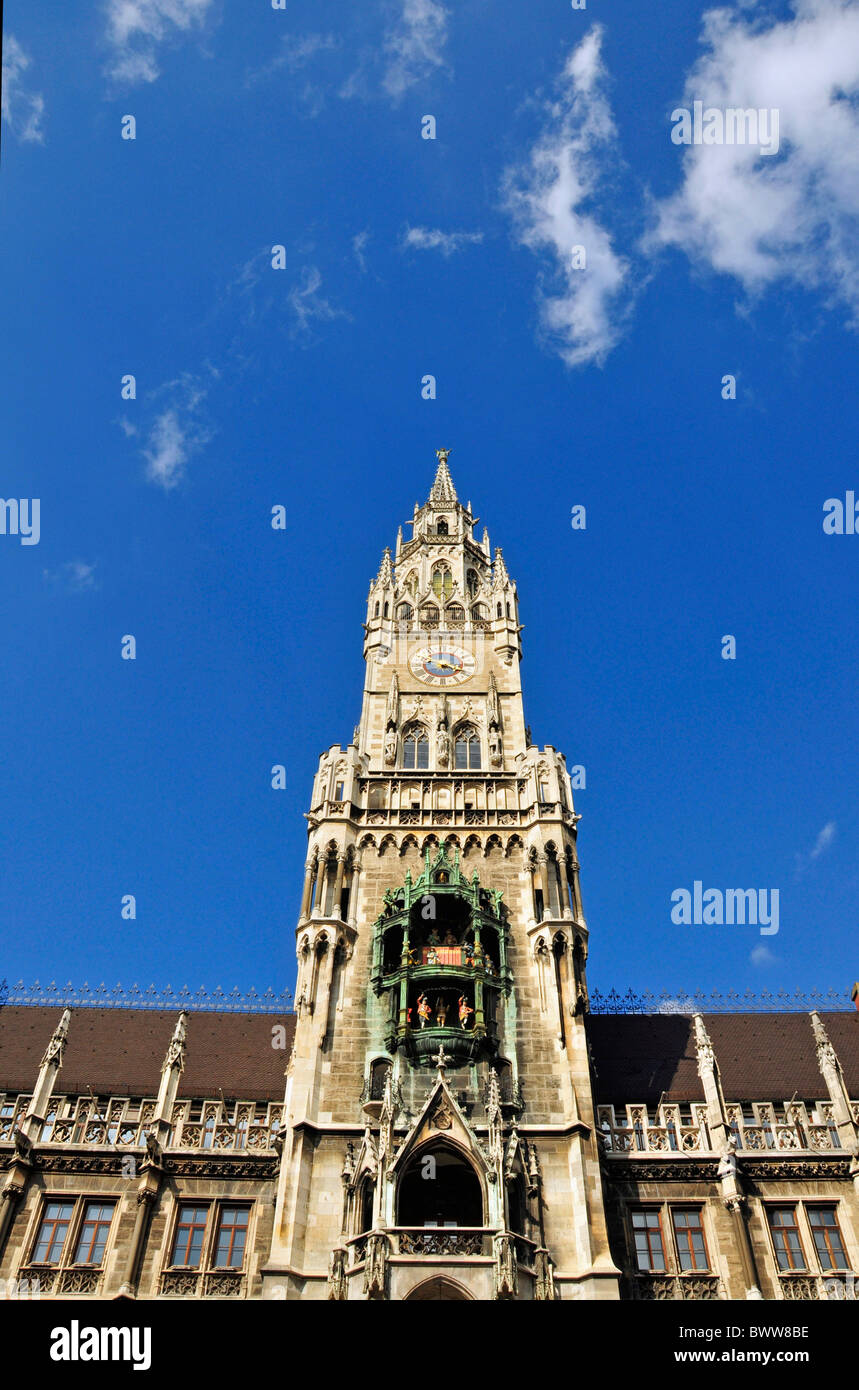 Germania Europa Monaco di Baviera nuovo municipio Baviera Europa architettura revival gotico torre facciata di edificio blu sk Foto Stock
