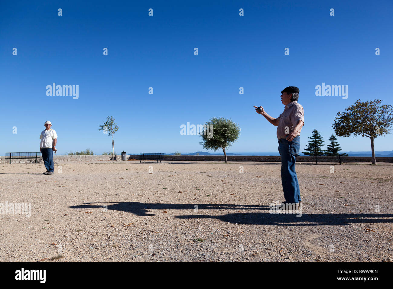 Un uomo si prepara a lanciare una boule mentre un concorrente guarda a. Mons, Var, Provence-Alpes-Côte d'Azur, in Francia. Foto Stock