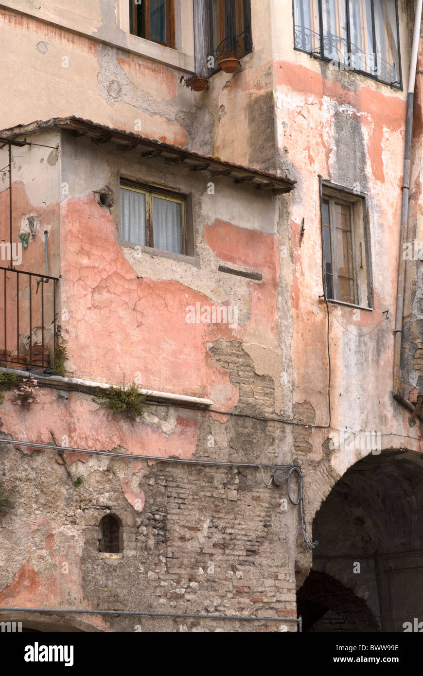 Corro giù rovinato reso edificio nel centro storico di Spoleti in Umbria Foto Stock