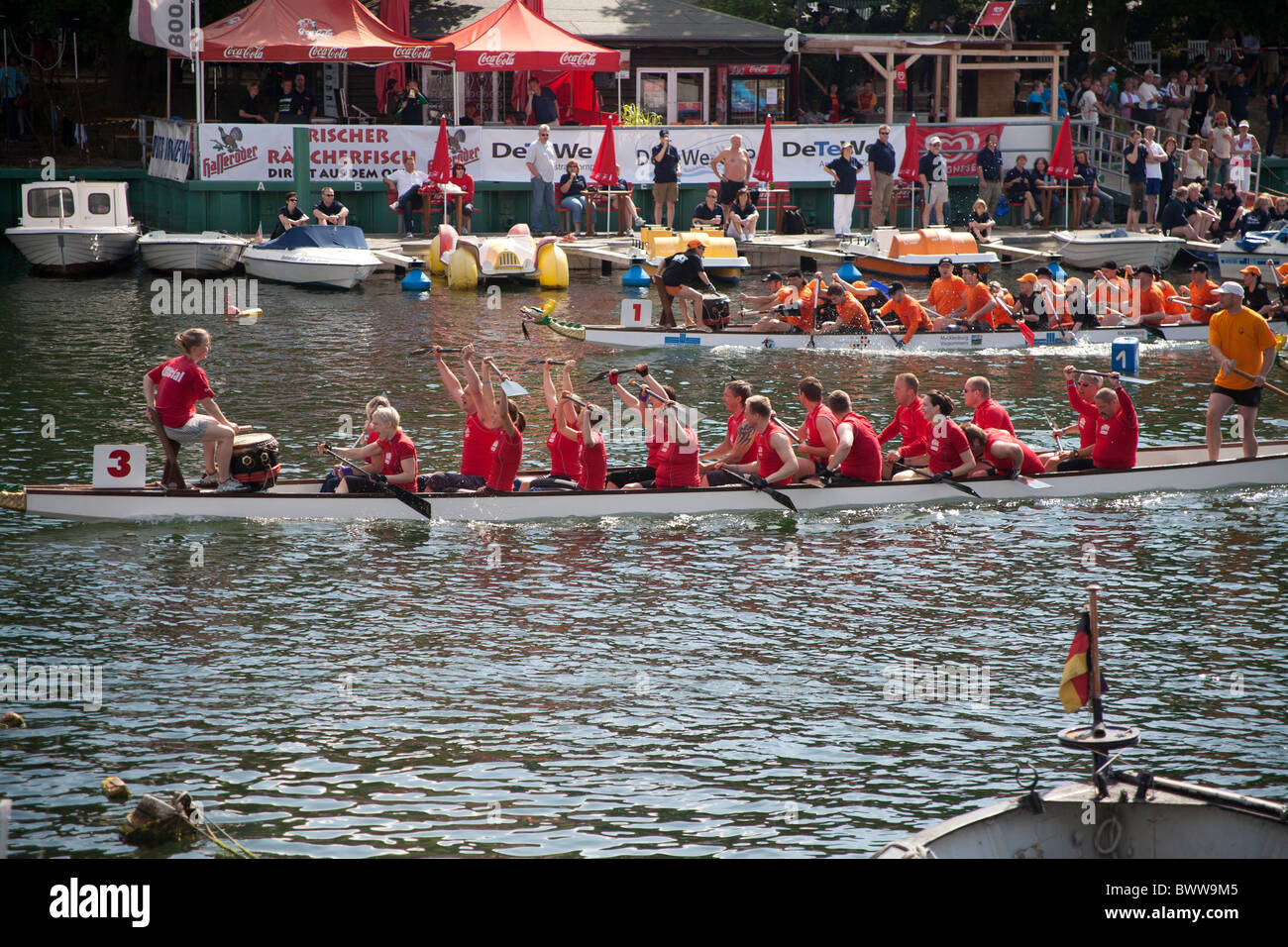 Gara di Dragon Boat [Drachenbootrennen] 2008 finale a Warnemünde, Germania © Myrleen Pearson Foto Stock