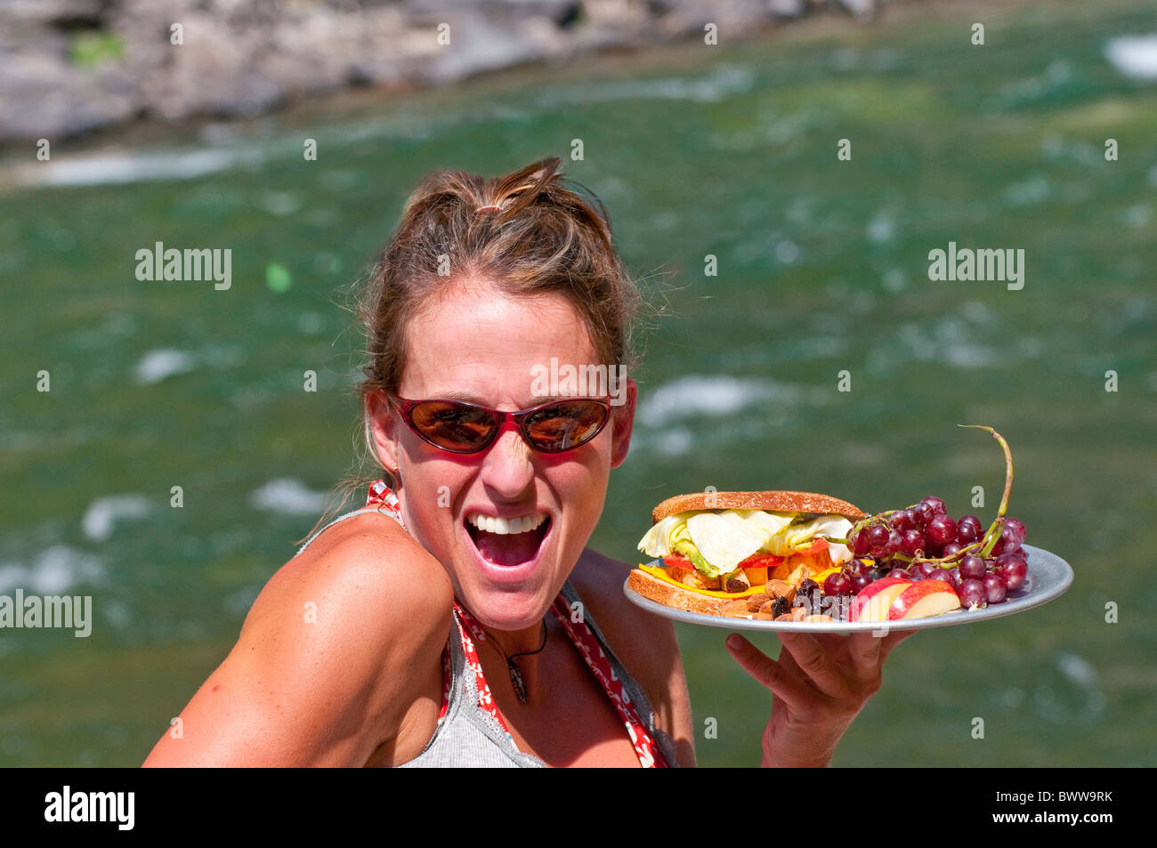 Stati Uniti d'America, Idaho, Femmina guida rafting che serve una sana delizioso pranzo sul Medio forcella del salmone. Frank Church deserto. Foto Stock