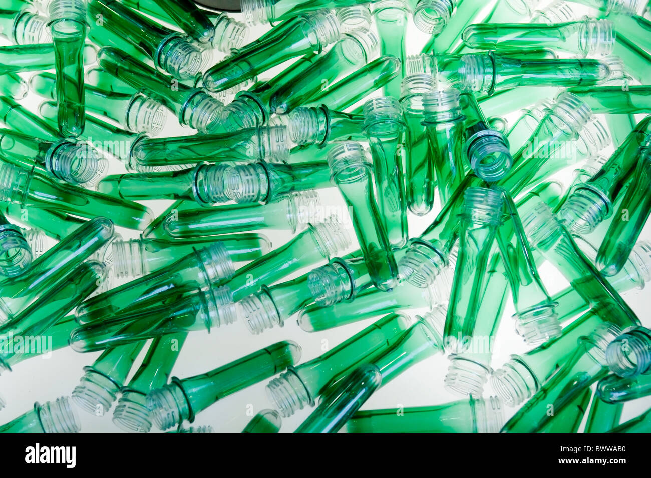 Grüne Kunststoffröhrchen verde tubi in plastica Foto Stock