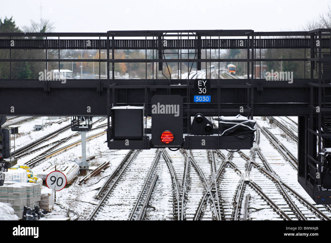 Tutti i treni interrotta. Una spia rossa e nevoso linee ferroviarie. Foto Stock