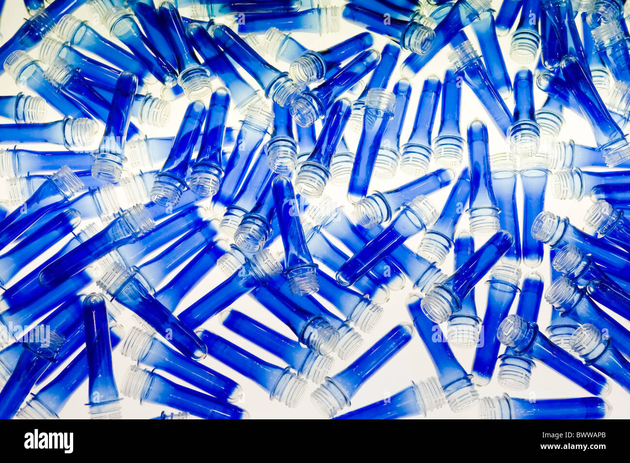 Blaue Kunststoffröhrchen blu tubi in plastica Foto Stock