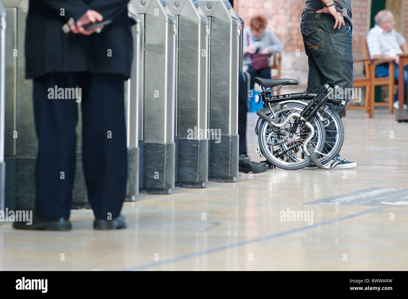 Brompton bicicletta pieghevole su piattaforma in Parkway rail station, Bristol, Regno Unito Foto Stock