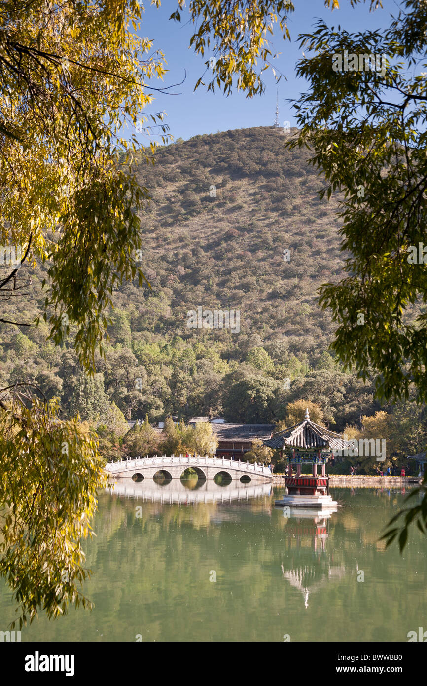 Pagoda e ponte Suocui riflettendo in Black Dragon Pool, Lijiang, nella provincia dello Yunnan in Cina Foto Stock