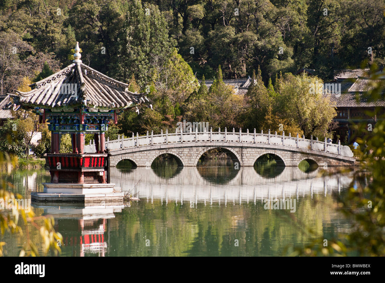 Pagoda e ponte Suocui riflettendo in Black Dragon Pool, Lijiang, nella provincia dello Yunnan in Cina Foto Stock