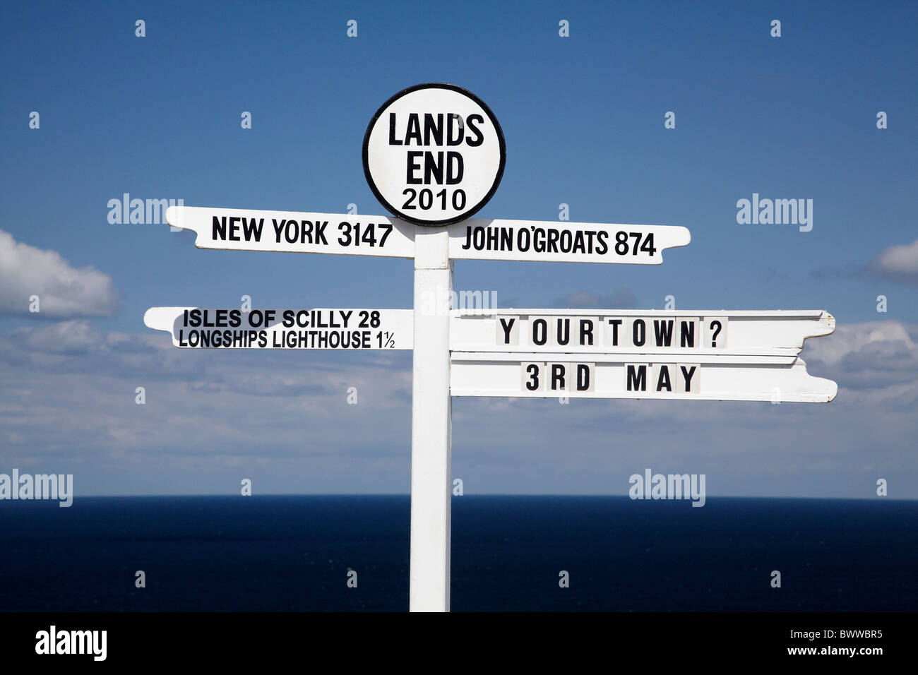 La distanza e la direzione di segno, Land's End, Cornwall, England, Regno Unito Foto Stock