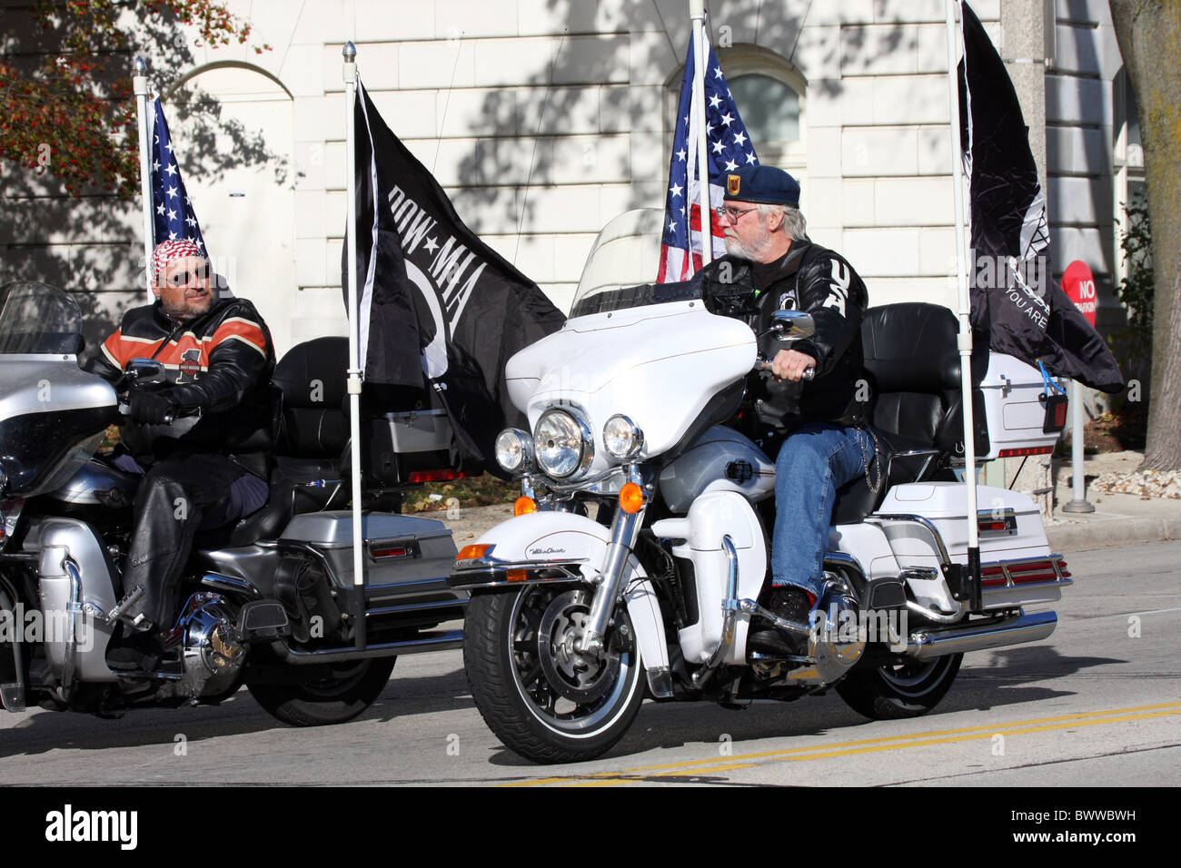 Milwaukee veterani parata del giorno con due veterani alla guida delle loro motociclette in parata Foto Stock