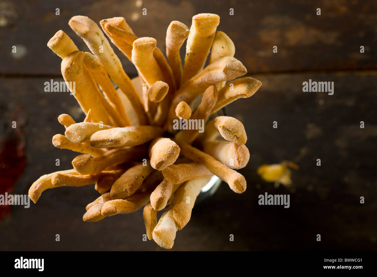 Per la produzione di grissini artigianali su un rustico di superficie di legno Foto Stock