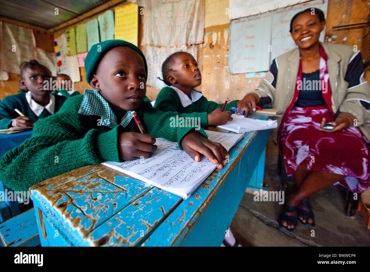 Insegnanti e allievi dalla baraccopoli di Mathare A Maji Mazuri Centro e scuola, Nairobi, Kenia Foto Stock