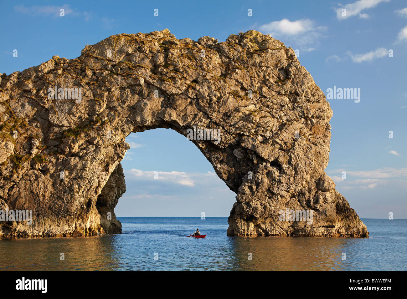 Porta di Durdle Arch e sea kayaker, Jurassic Coast Sito Patrimonio Mondiale, Dorset, England, Regno Unito Foto Stock