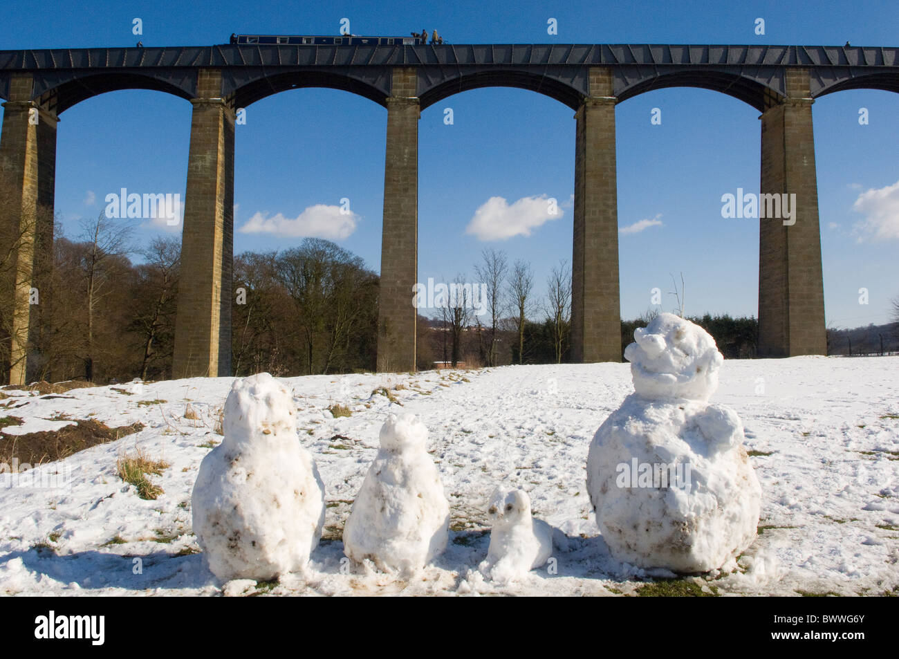 Famiglia di neve nel campo sotto l'Acquedotto Pontcysyllte. Esso porta il Llangollen Canal sopra la valle del fiume Dee Foto Stock