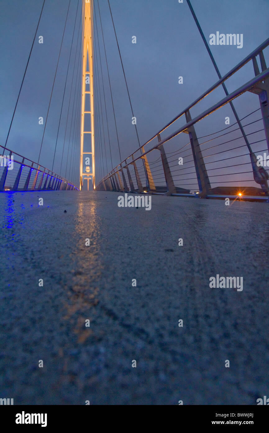 La pavimentazione del ponte di Infinity è contrassegnato da gomma da pneumatici di biciclette Foto Stock