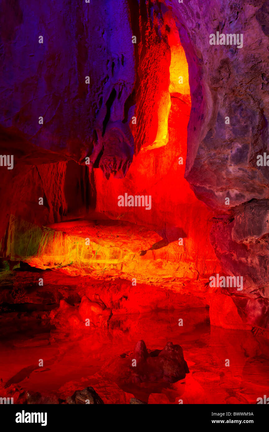 Luci colorate, Cox's Cave, Grotte di Cheddar, Somerset, Inghilterra, Regno Unito Foto Stock
