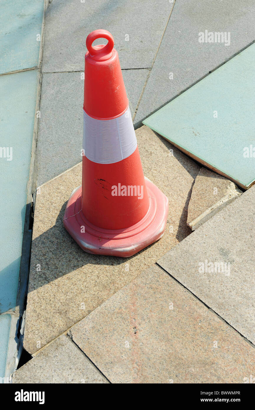 Pavimento rotto sulla piazza urbana Foto Stock