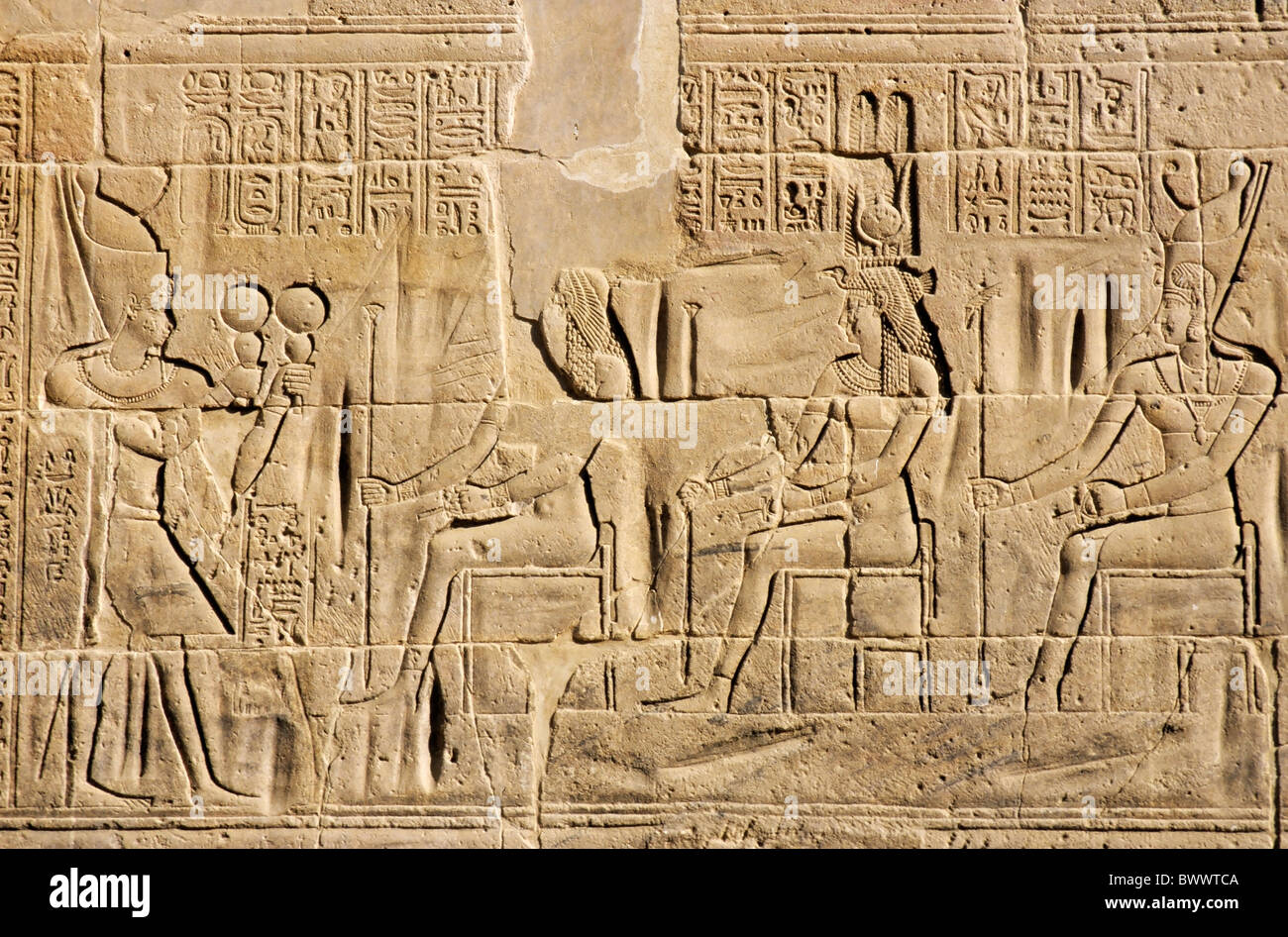 Il bassorilievo presso l'antico tempio di Iside sull isola di Philae sul fiume Nilo in Egitto. Foto Stock