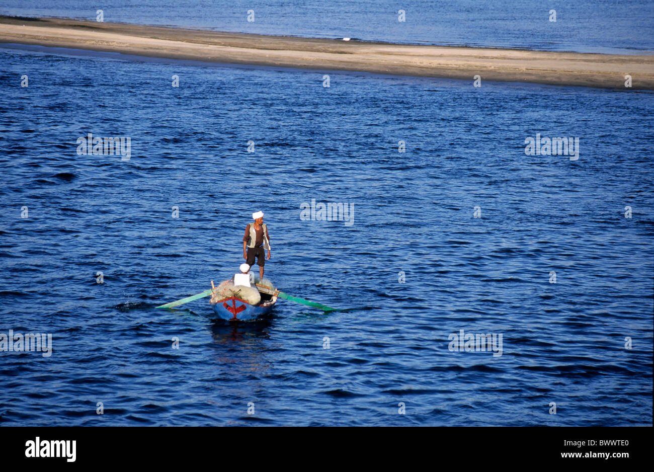 Egitto Aswan Fisherman barca sul fiume Nilo Foto Stock