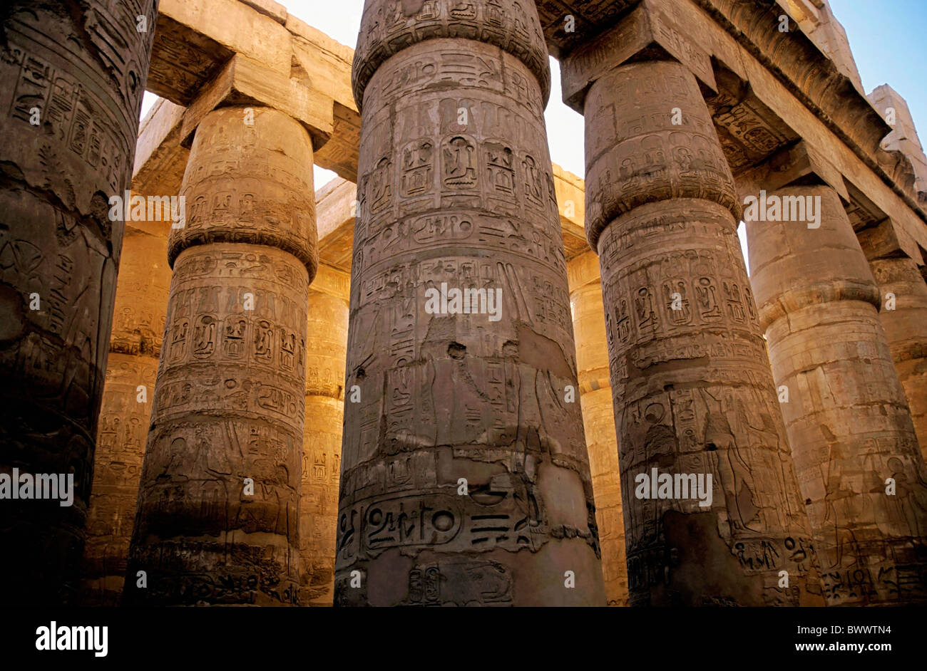 Colonnato nell'antico Tempio di Karnak, complesso a Luxor, Egitto. Foto Stock