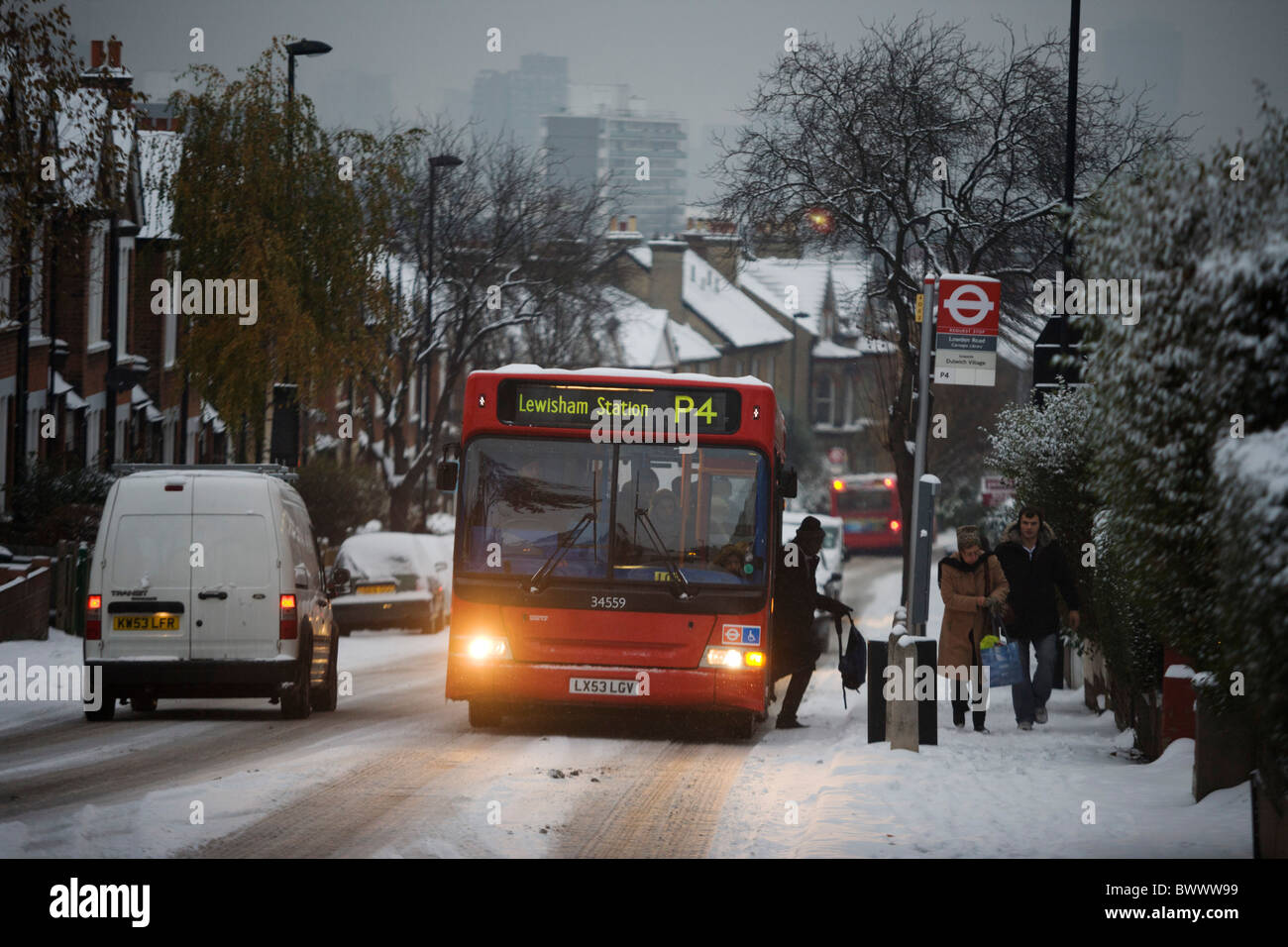 Un P4 servizio bus si arrampica Herne Hill presto dopo una notte fresca nevicata nel sud area di Londra. Foto Stock