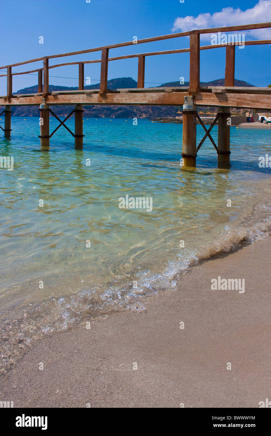 Ponte sopra l'oceano su una spiaggia in Maiorca Foto Stock