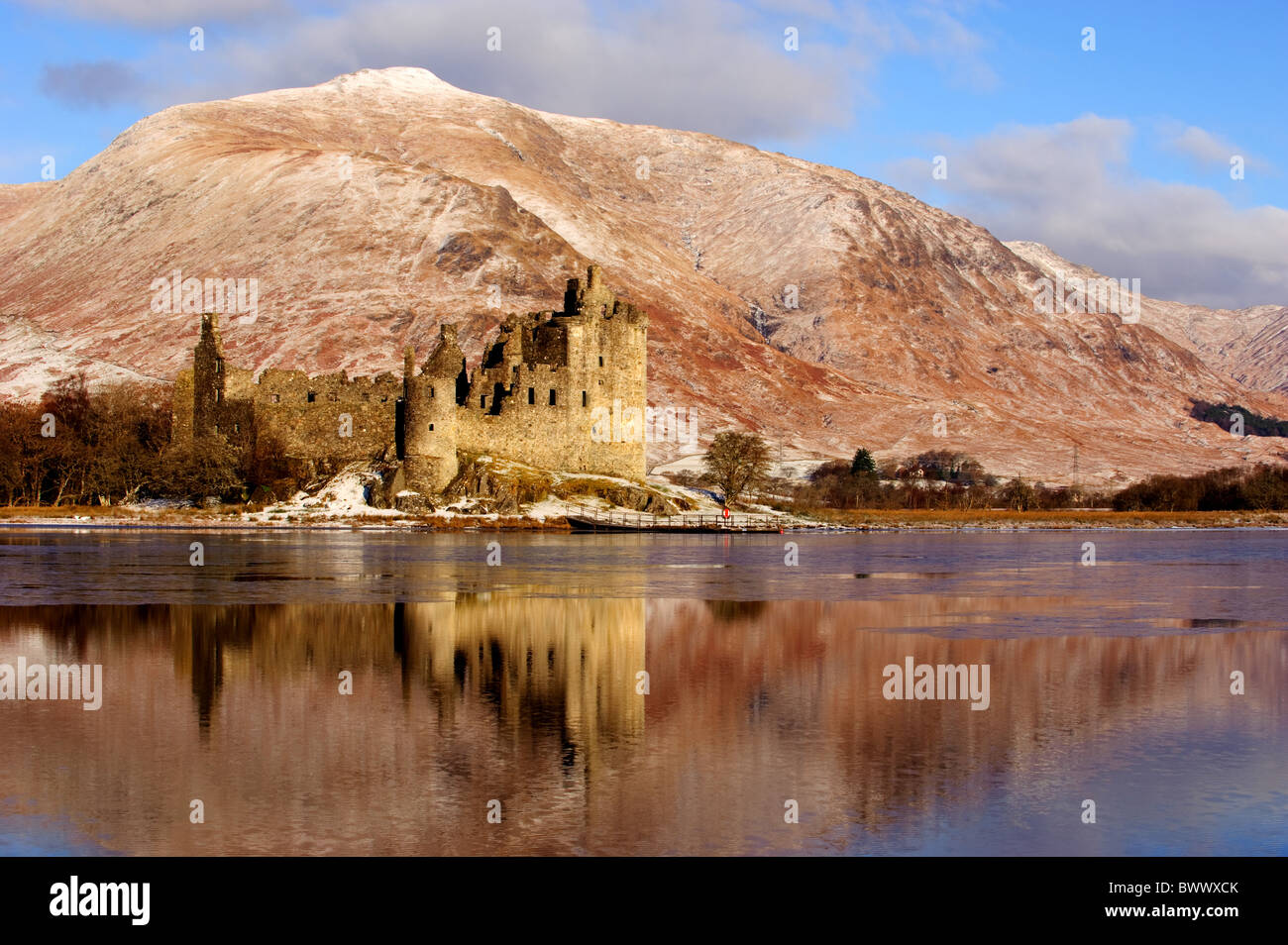 Guardando attraverso un parzialmente congelato Loch Awe e le rovine di Kilchurn Castle in Argyle, Scozia. Foto Stock