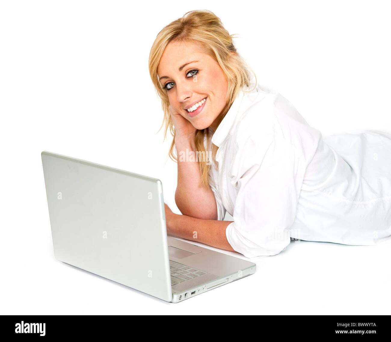 Bella giovane donna con il suo computer portatile sorridente in telecamera Foto Stock