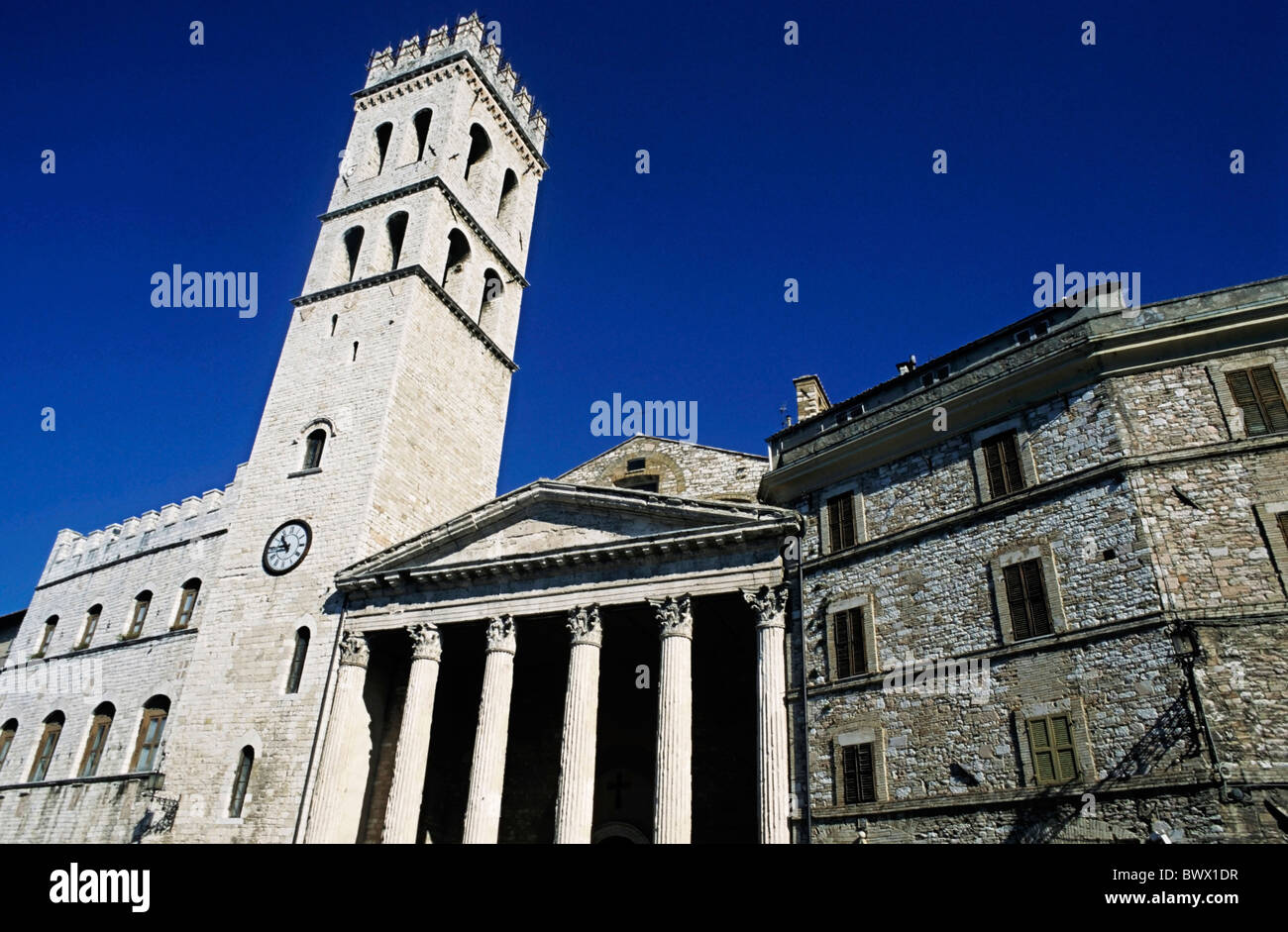 Il campanile e le colonne della chiesa una volta il Tempio di Minerva, Assisi, Italia. Foto Stock