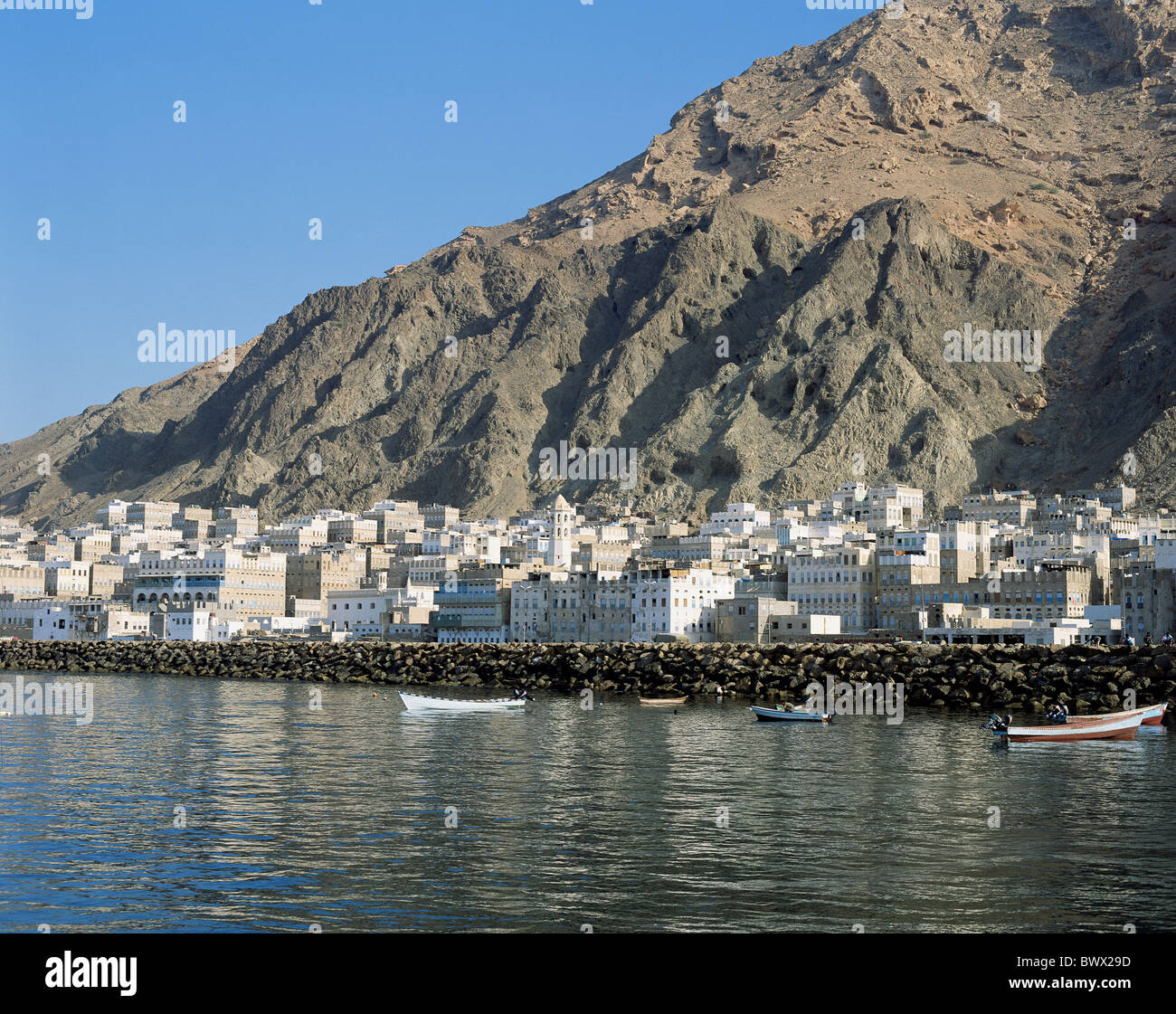 Al Mukalla roccia entroterra oceano Indiano Yemen Medio oriente Foto Stock