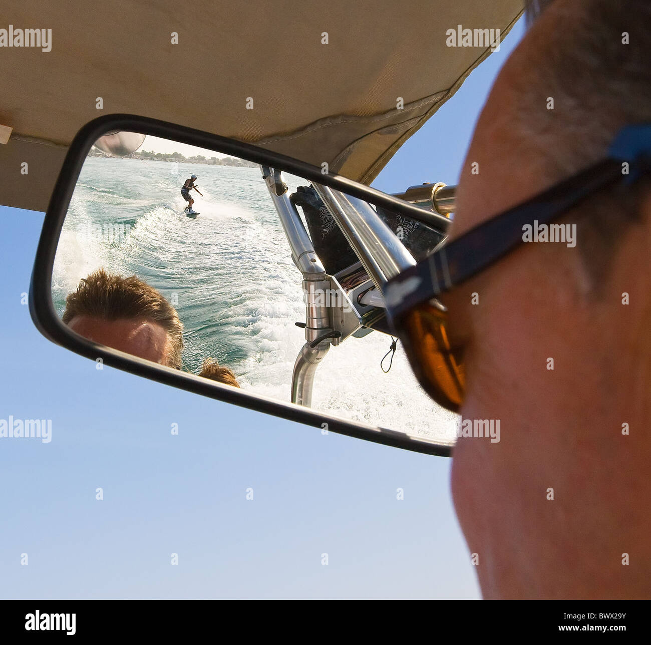 Wake boarding a Umm Al Quwain, UAE, Medio Oriente Foto Stock