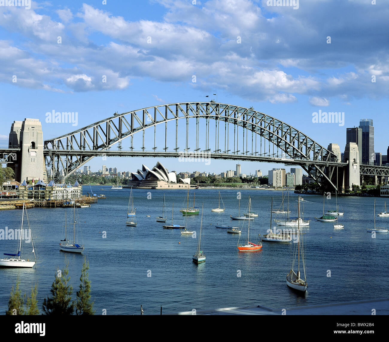 Australia bacino portuale Harbour Bridge opera le navi a vela skyline Sydney Foto Stock
