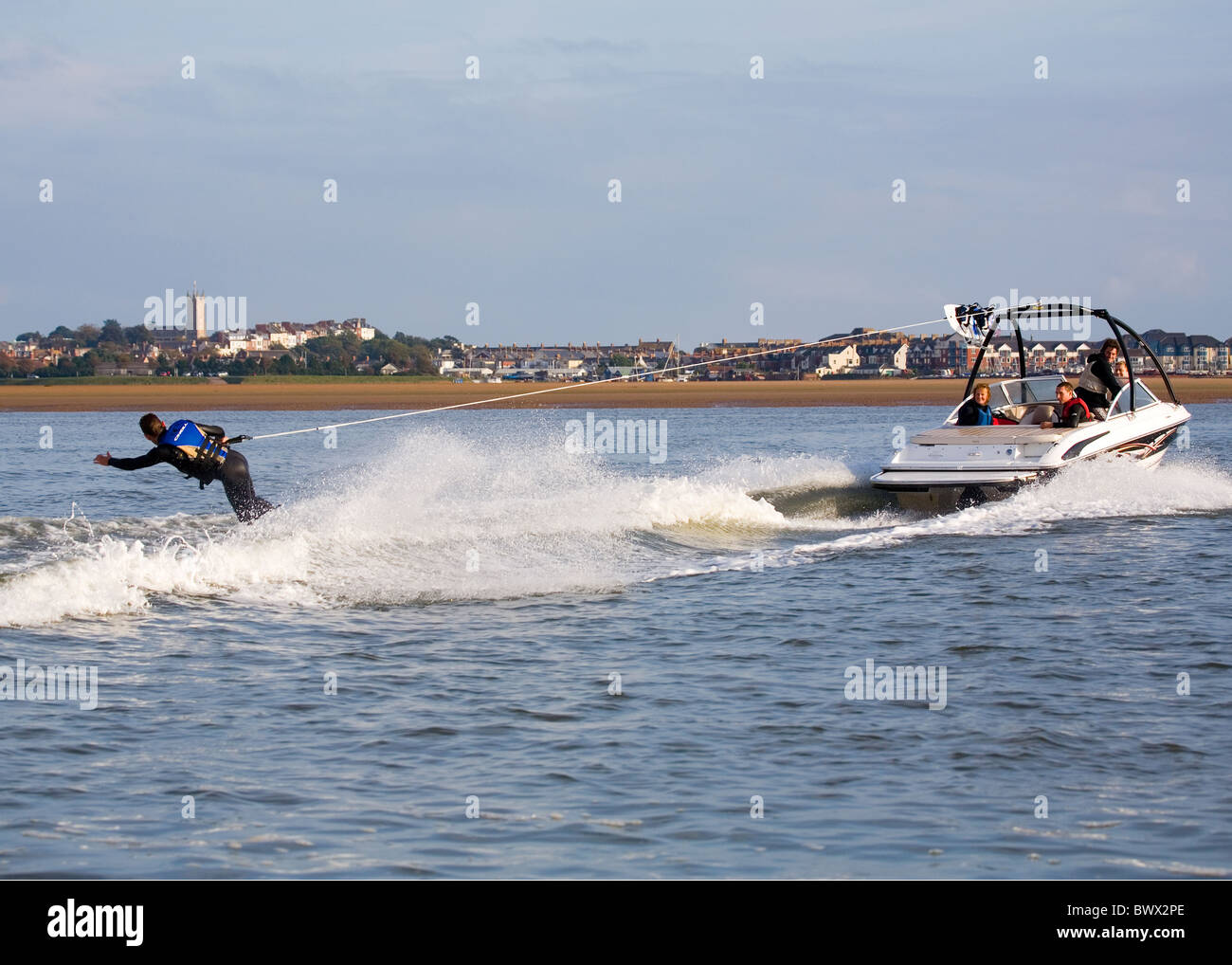 Wake boarding a Umm Al Quwain, UAE, Medio Oriente Foto Stock