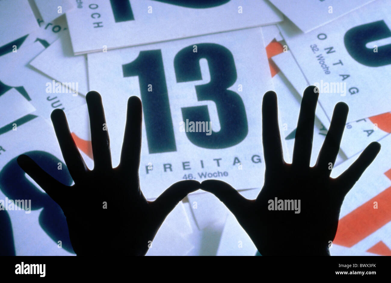 La superstizione rifiutare venerdì 13 gesto delle mani calendario simbolo foglio sfortuna incidente Foto Stock