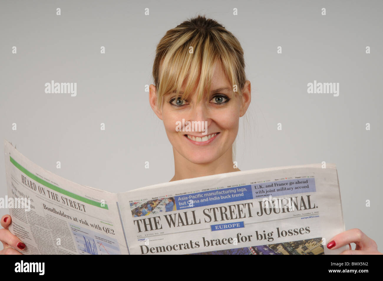 La donna la lettura del Wall Street Journal Foto Stock