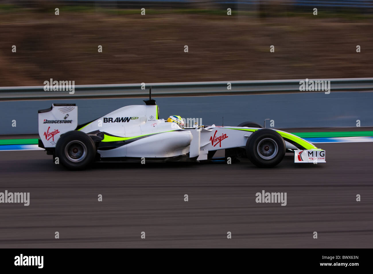 2009 Brawn GP Febbraio Formula 1 Jerez Formula 1 circuito racing motorsport durate di vita panning pit lane il test automatico di sfocatura di automobile Foto Stock