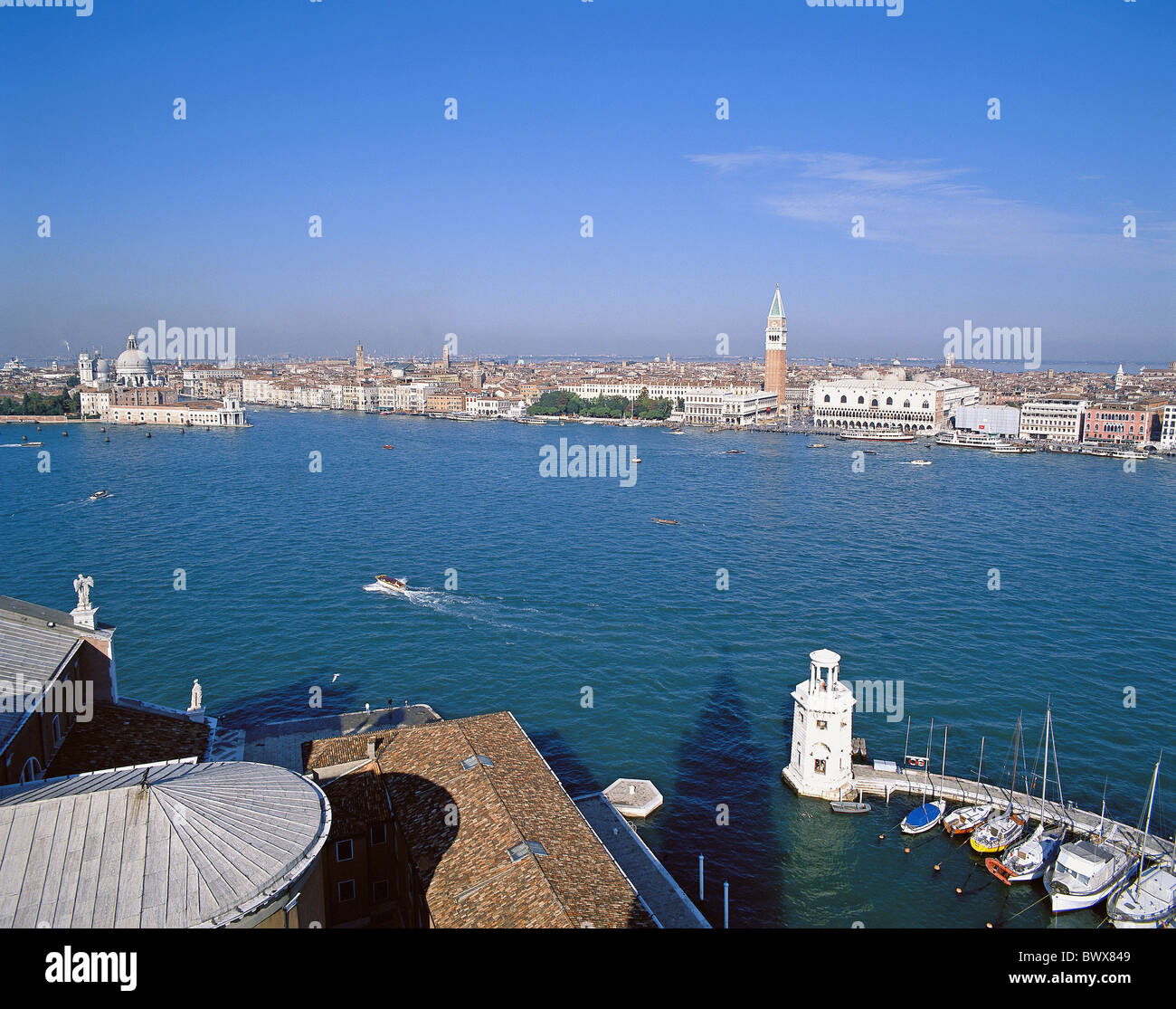 Italia Europa panoramica di Venezia Riva degli Schiavoni Torre del Campanile acqua Foto Stock