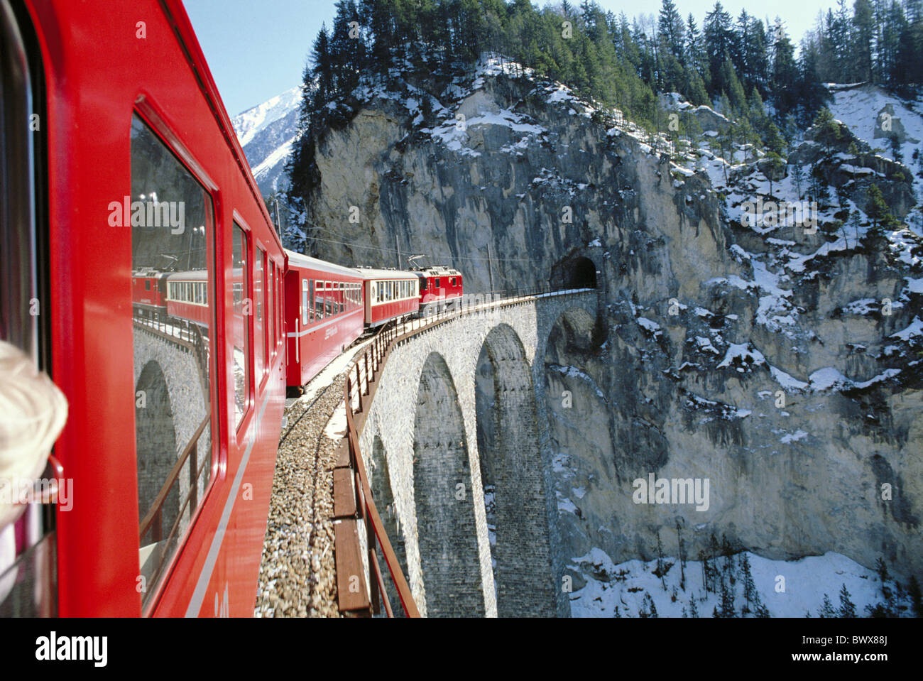 RhB Alpi railway Filisur Grigioni Grigioni Svizzera Europa treno Glacier Express scenario sw Foto Stock