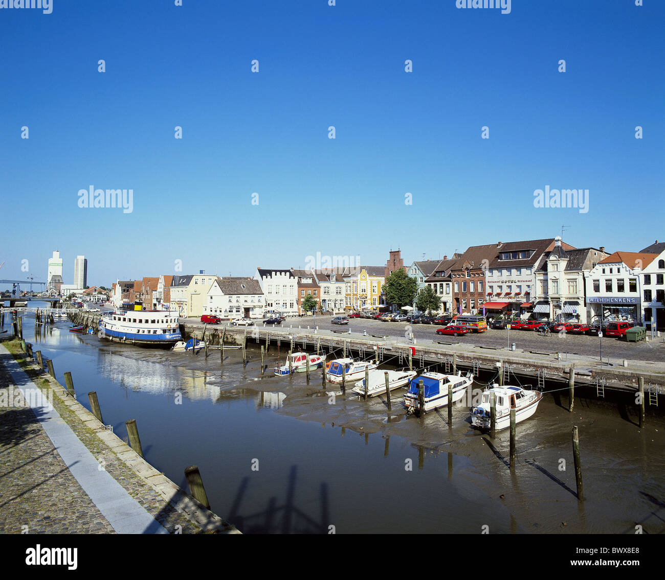 Germania Nord Europa Frisoni Husum panoramica sul canale del porto canale di terra porta passerella barche Foto Stock