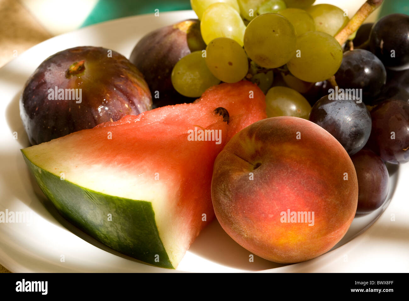 Fichi nero, anguria, uva e una pesca Foto Stock