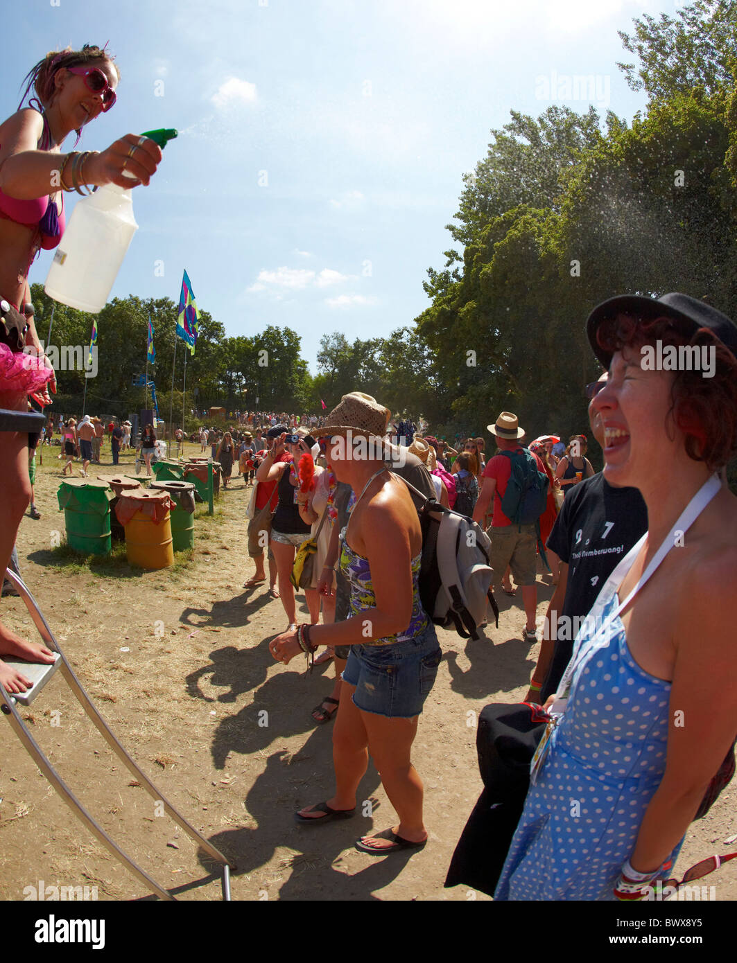 Stiltwalker asportazione delle ovaie i frequentatori del festival con acqua festival di Glastonbury Somerset REGNO UNITO Europa Foto Stock