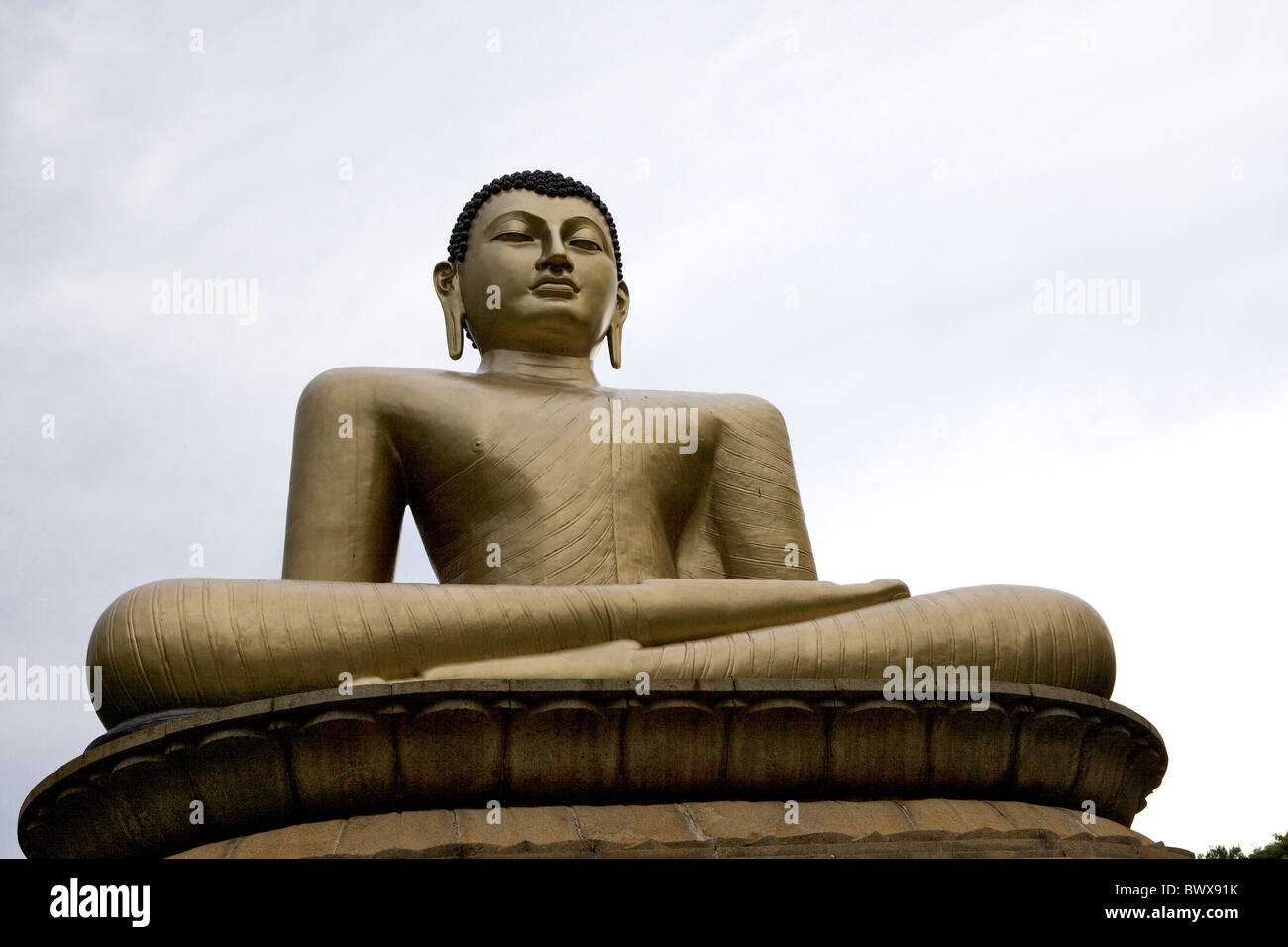 Il Viharamahadevi statua di Buddha nel Parco Viharamahadevi, noto anche come Parco Victoria di Colombo. Foto Stock