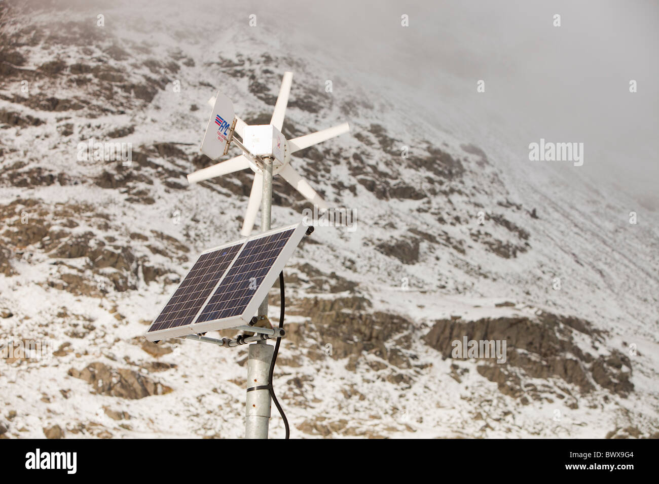 Un cartello stradale alimentato da energia rinnovabile su Kirkstone Pass, Lake District, UK. Foto Stock