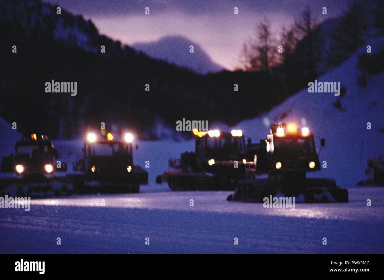 Illuminato infrastruttura 10028602 di notte pendenza pendenza di veicoli veicolo sport invernali sport inverno Foto Stock