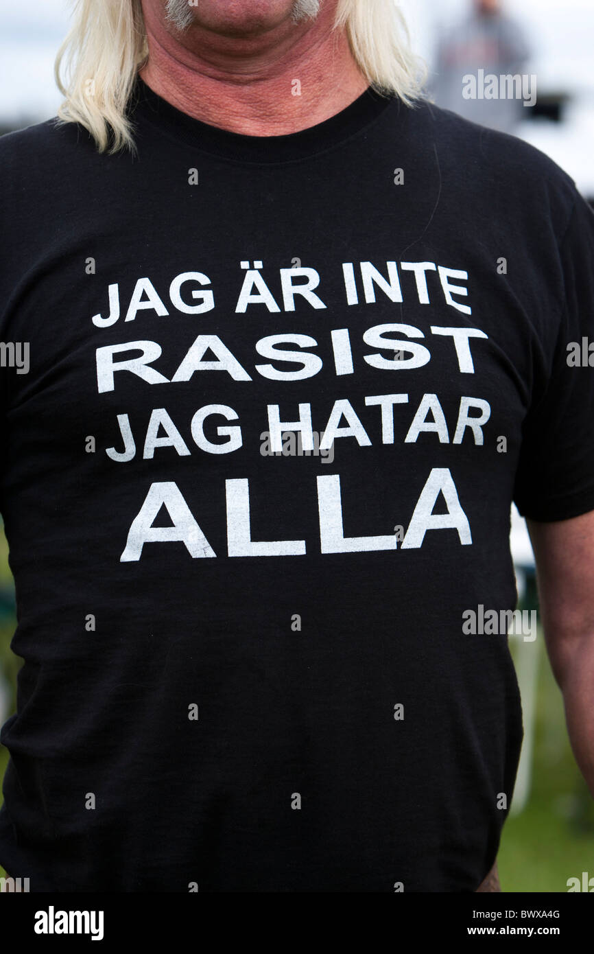 Uomo con anti-razzista shirt Foto Stock