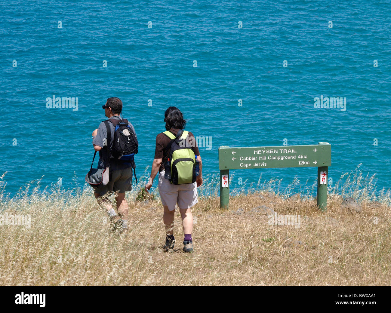 Due escursionisti PASS segno per Heysen Trail DEEP CREEK CONSERVTION PARK SOUTH AUSTRALIA Foto Stock