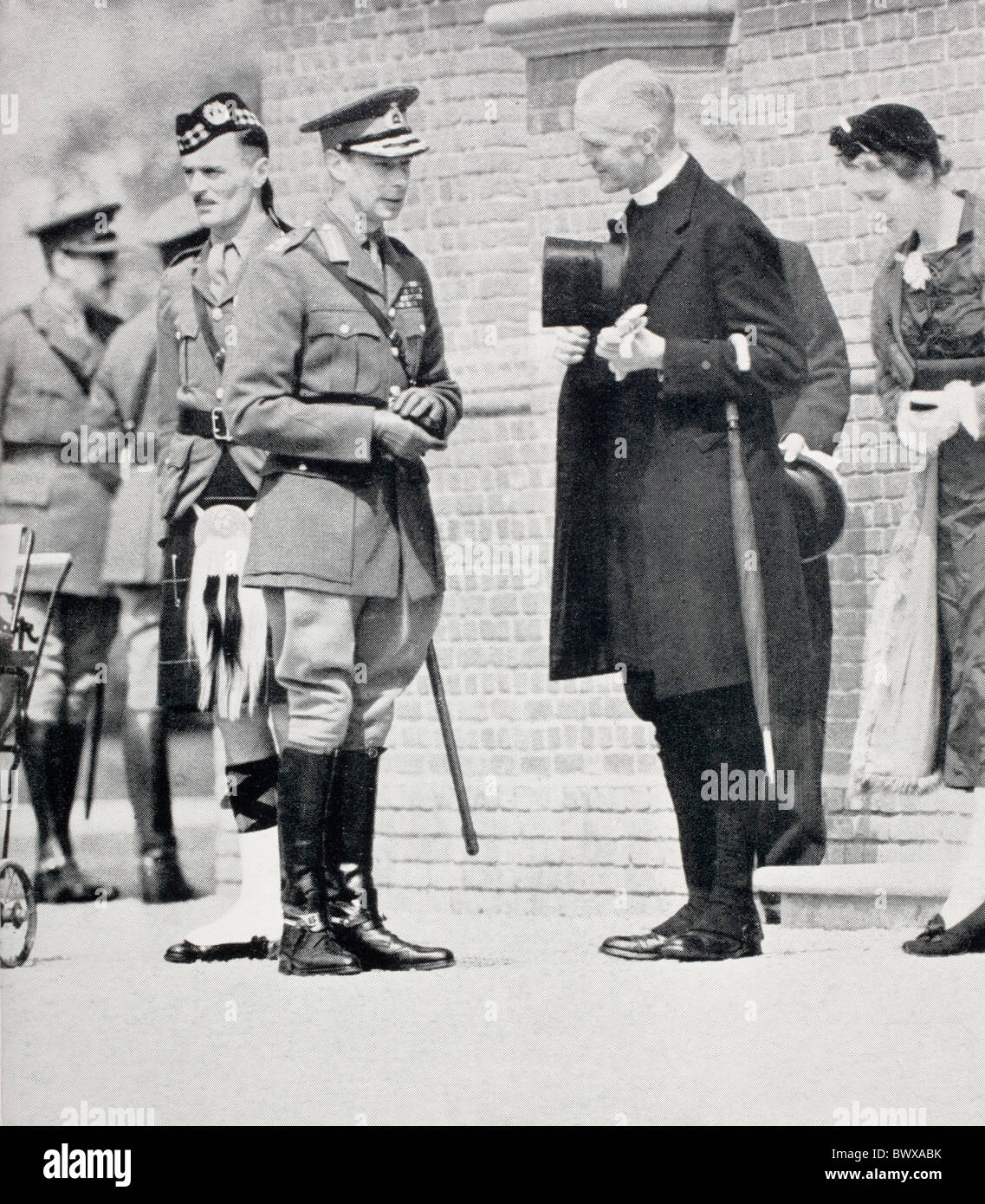 King George VI in Sandhurst in conversazione con Dean Blackburne di Bristol. Foto Stock